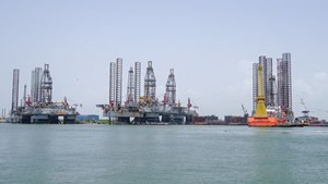 Fig. 2. A year later, seven rigs—three semis and four jackups—remain tied up in the harbor at Galveston, Texas, a stark reminder that the offshore sector, particularly in the Gulf of Mexico, has not yet turned the corner. Photo: Kurt Abraham, Editor-in-Chief.