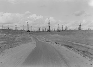 Fig. 7. California’s oil production is holding up fairly well, thanks to continued drilling in the venerable heavy oil fields of Kern County, pictured here in a 1938 photo. The area still accounts for 70% of California’s oil production and 90% of gas output. Image: Library of Congress.